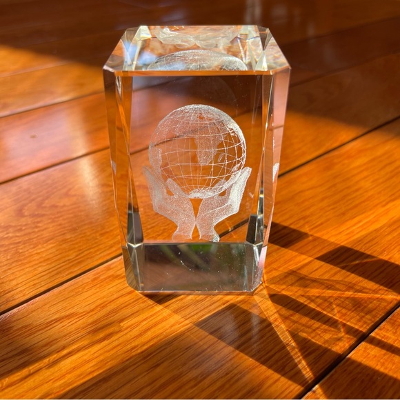 3D LASER ETCHED GLOBE IN HAND PAPERWEIGHT WITH GIFT BOX - Picture 2 of 9
